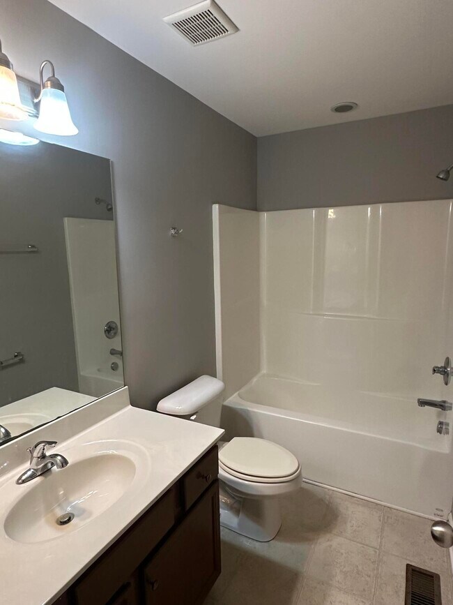 Building Photo - 3804 Pinecrest Way
