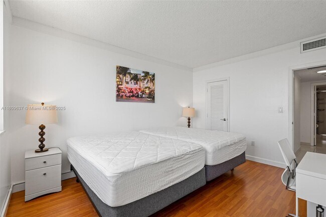 Building Photo - 300 Bayview Dr