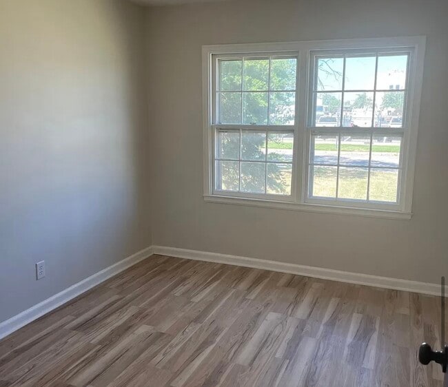 Building Photo - 2403 E Bayley St