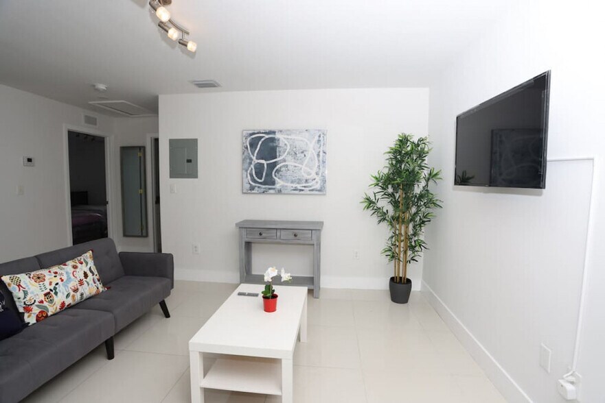 Primary Photo - 1375 SW 6th St