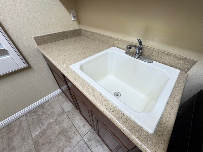 Building Photo - Spacious 4 Bedroom Home with Private Pool!