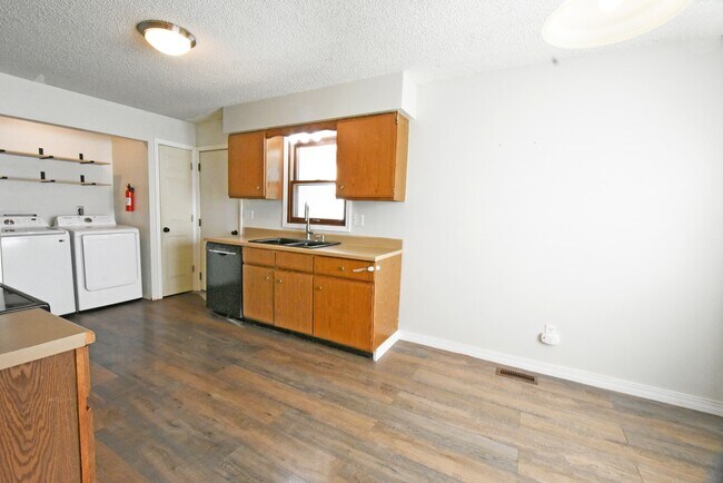 Building Photo - 30 Bayberry Ln