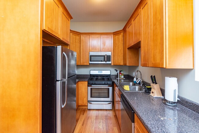 Building Photo - 3927 N Clarendon-1R