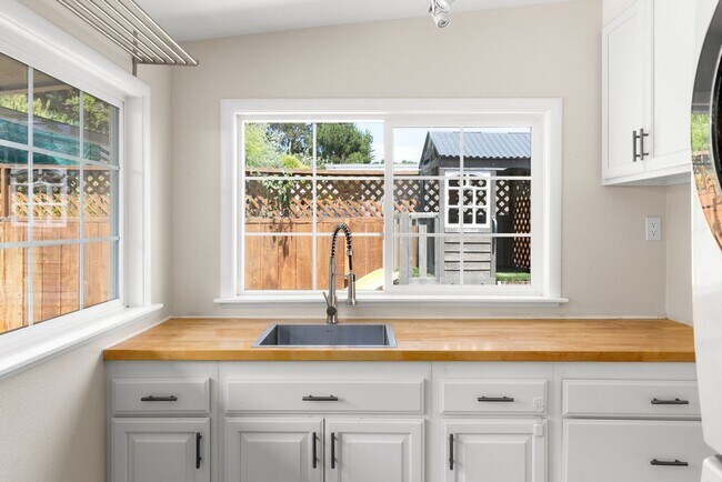 Building Photo - Beautiful Duplex In Highly Desirable San Rafael!