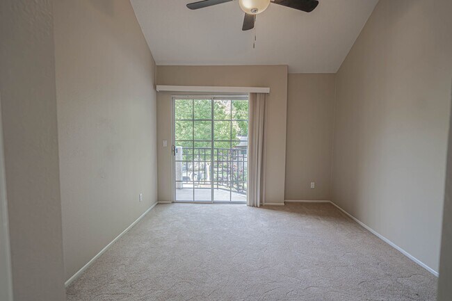 Building Photo - COMING SOON! 2 Bedroom Condo in Valencia!