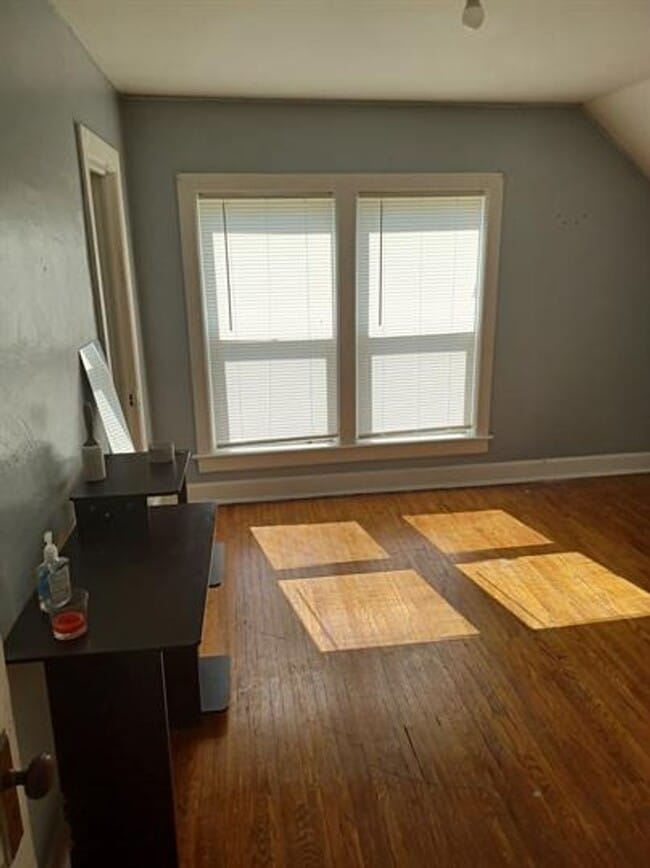 Building Photo - House Available for Rent