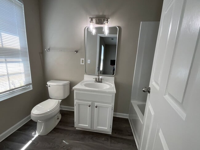 Building Photo - 2709 Ingleside Dr