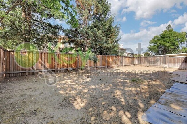 Building Photo - 6820 Cherry Ridge Cir