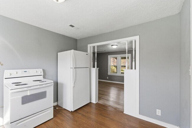 Building Photo - 3 Bedroom | 1 Bathroom Home | PET FRIENDLY!