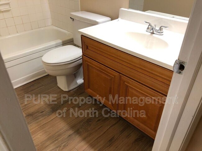 Building Photo - 2804 Carriage Dr