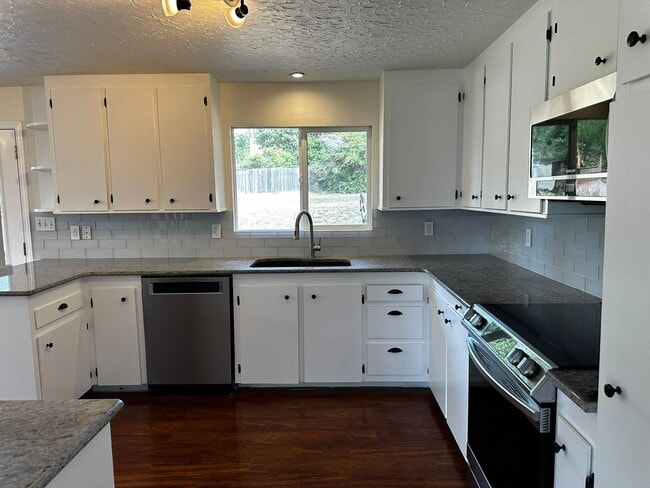 Building Photo - 4Bd/1.5Ba Renton House
