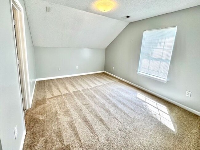 Building Photo - Now Leasing a 3-bedroom 2.5 bath with Larg...