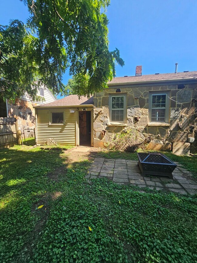 Building Photo - 3 bedroom | 1 bathroom | 1 car garage | Close to campuses & Rountree | Pets welcome!