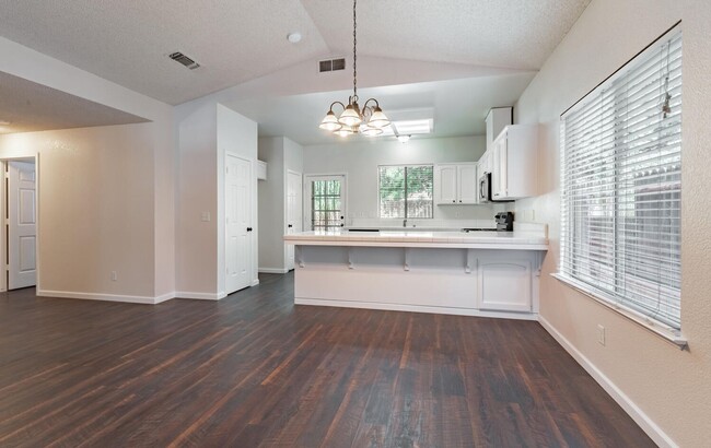Building Photo - Great 4 Bedroom NW Fresno Home for Lease