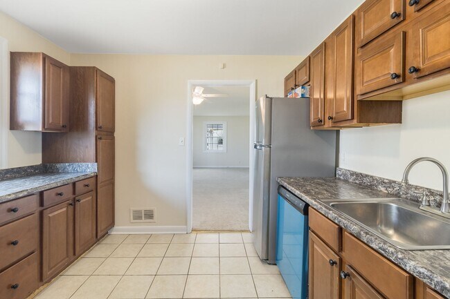 Building Photo - CITY OF FREDERICKSBURG 3 BEDROOM HOME FOR RENT