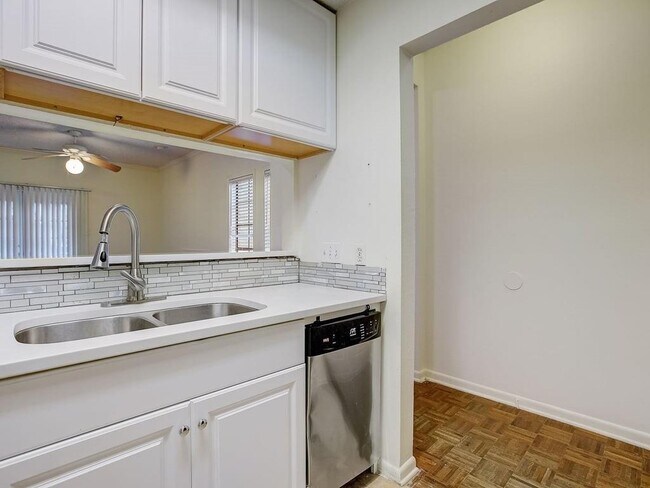 Building Photo - 711 W 21st St