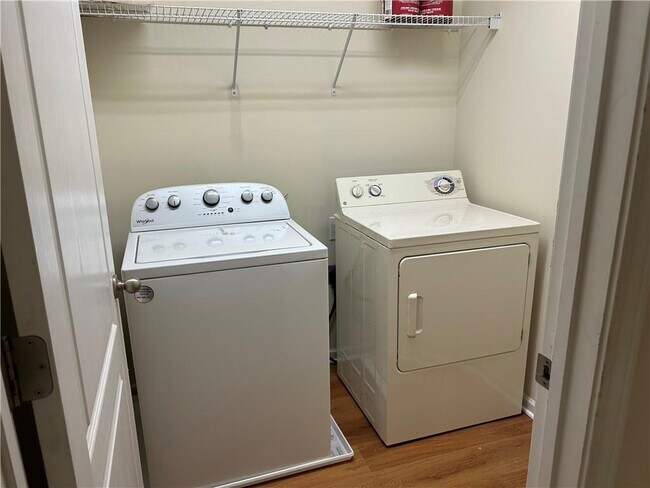 Building Photo - 130 Creekwood Tr