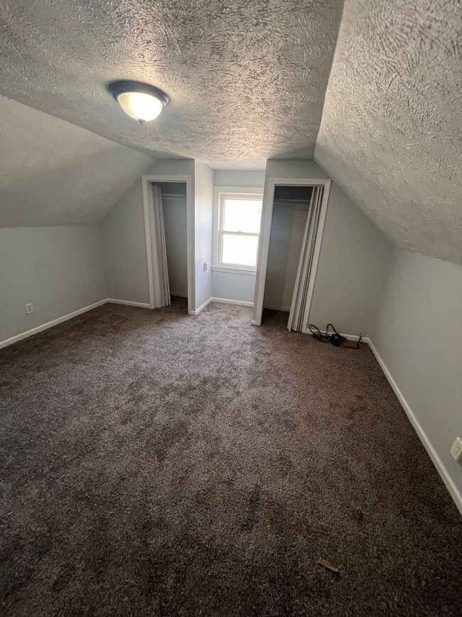 Building Photo - Section 8 Accepted: Affordable 4 Bed, 1 Ba...