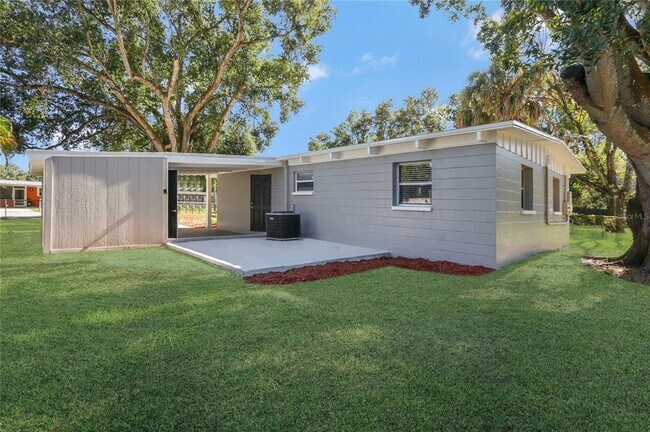 Building Photo - 1325 Windsor Way