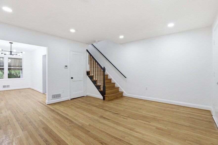 Building Photo - 318 Grovethorn Rd