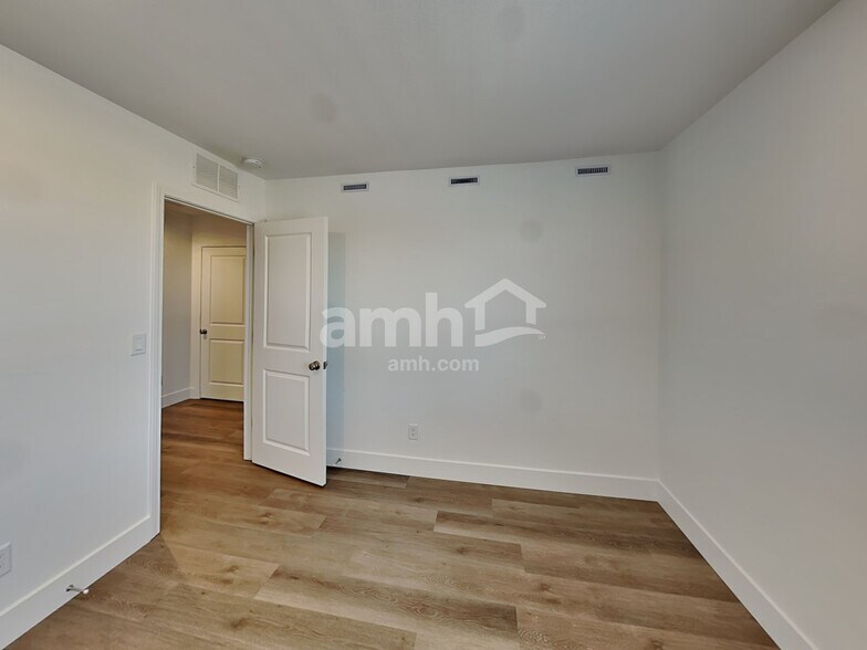 Building Photo - 11140 Magallanes St