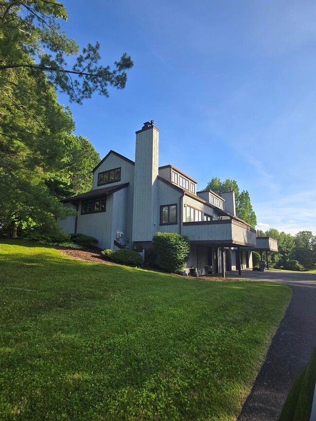 Building Photo - Spacious 3-Bedroom Condo in Gated Communit...
