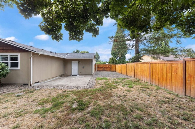 Building Photo - Charming 3 bedroom home with large yard!