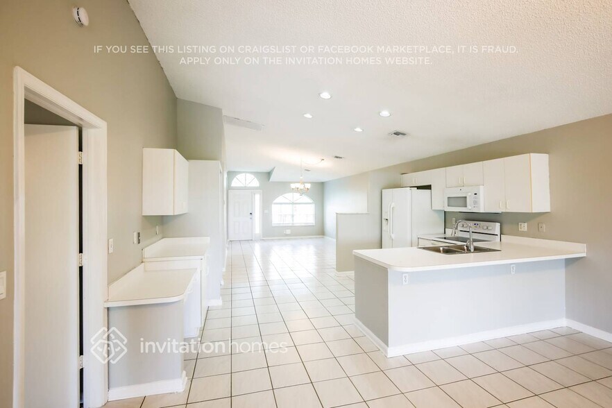 Building Photo - 2542 Country Golf Dr