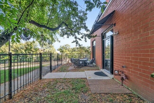 Building Photo - 2920 N River Walk Dr