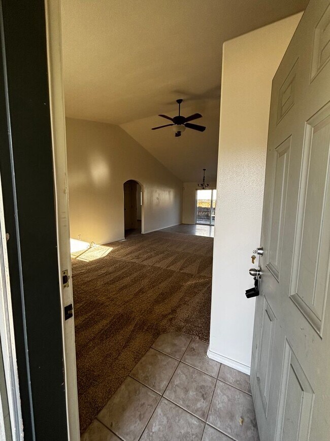 Building Photo - SE Bend House, Gas Heat/Fireplace, Fenced Yard, Dbl. Garage, Pets Considered!