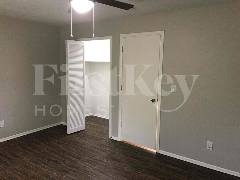 Building Photo - 3922 SE 2nd Ave