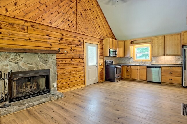 Building Photo - 122 Treetop Ln