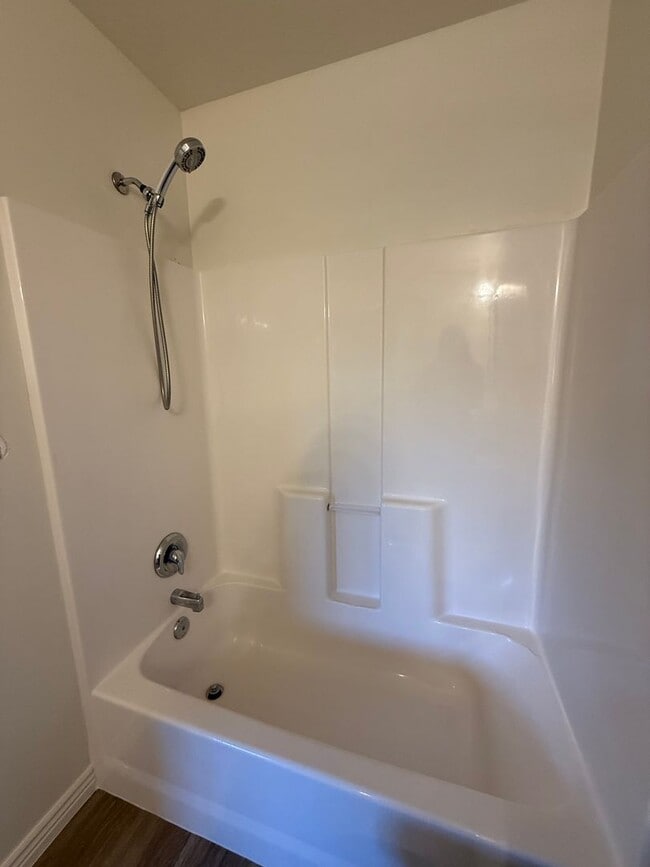 Building Photo - Remodeled Bluffview Townhome