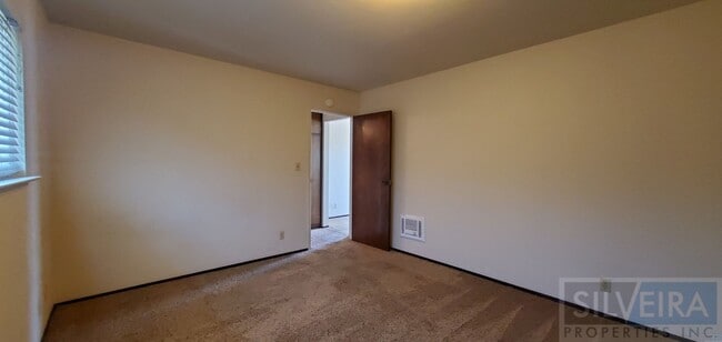 Building Photo - Comfortable upstairs apartment space