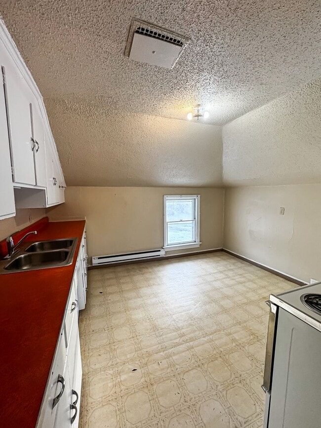 Building Photo - 5 Bed 2 Bath Single Family Home!