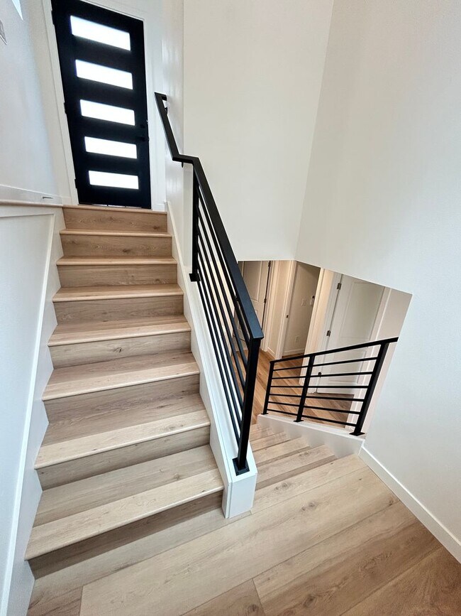 Building Photo - 8024