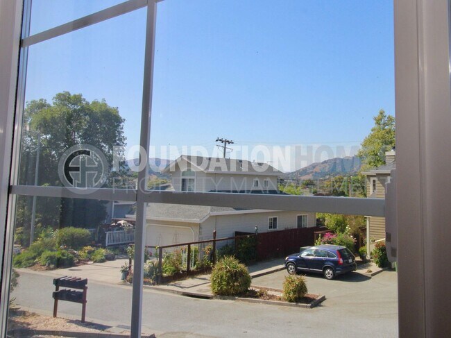 Building Photo - Bright Renovated 2BD/2.5BA Near China Camp...