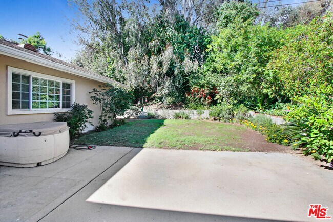 Building Photo - 2623 S Beverly Dr