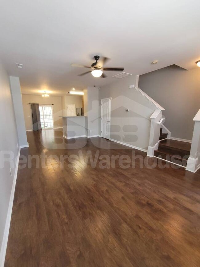 Building Photo - Cozy townhouse in convenient location!