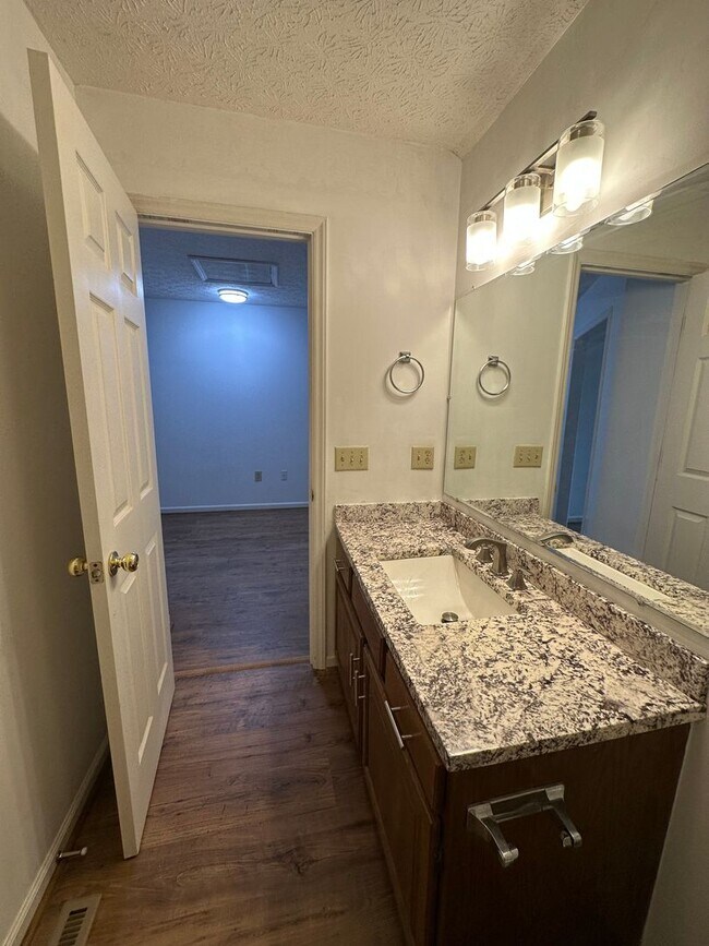 Building Photo - 2 Bedroom / 2 Bath Brick Condo - Bristol, TN