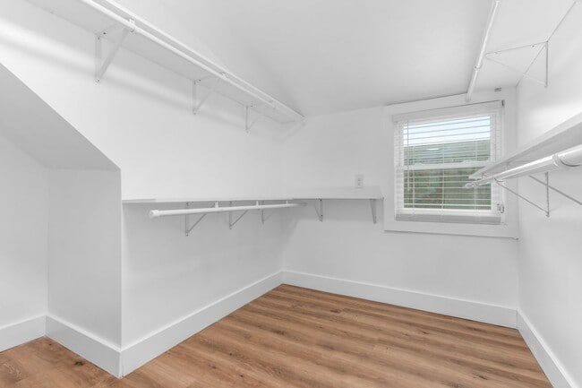 Building Photo - Welcome to this charming home located in t...