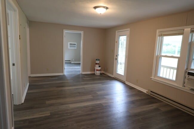 Building Photo - 549 S Gum St
