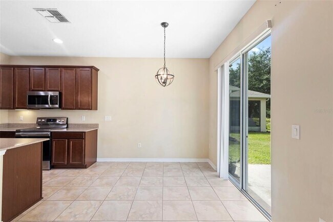 Building Photo - 215 Lakeshore Dr