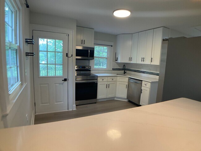 Building Photo - Adorable, Renovated Bungalow with Huge Yard and Deck!