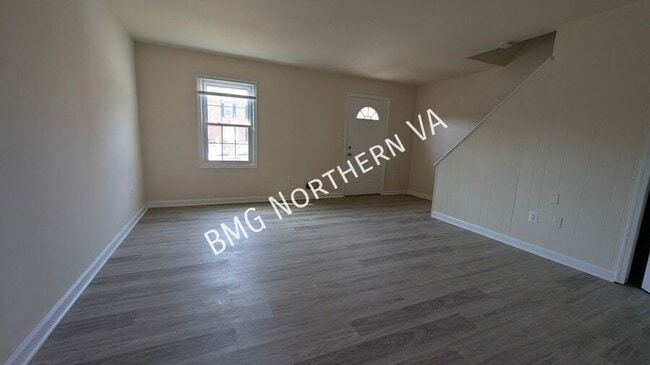 Building Photo - 9819 Town Ln