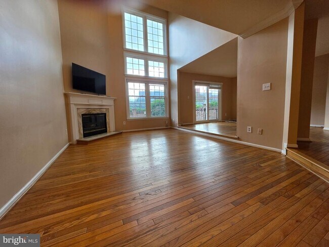 Building Photo - 10952 Bloomingdale Dr