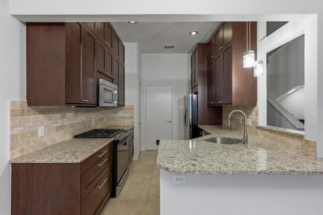 Building Photo - 9312 Roxanna Dr