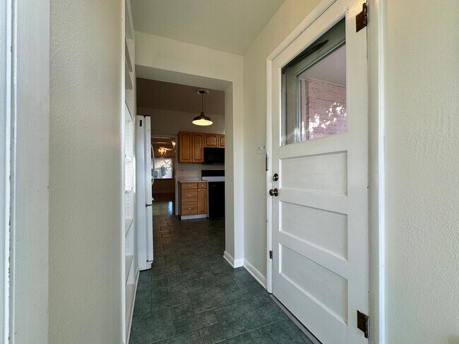 Building Photo - 3 Bedroom 2 Full Bath Plus Office Renovated Victorian Style Family Home Available Mid December!!