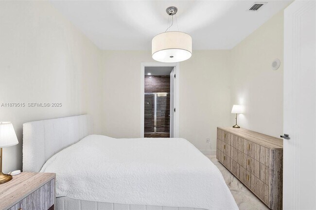 Building Photo - 16001 Collins Ave