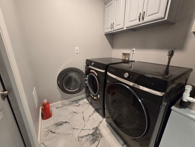 Building Photo - Remodeled 2 bed/ 2 bath/ 2 car garage ~ Annual Rental in Sarasota ~